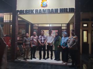Jumat Barokah, Polsek Kuantan Mudik Bagikan Sembako Kepada Lansia Dan Masyarakat Kurang Mampu